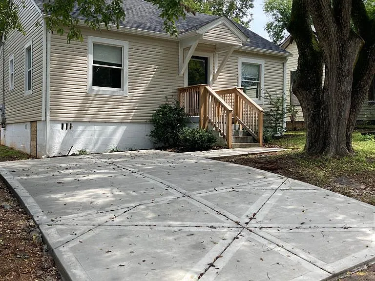 625 Midway Ave — Photo 1