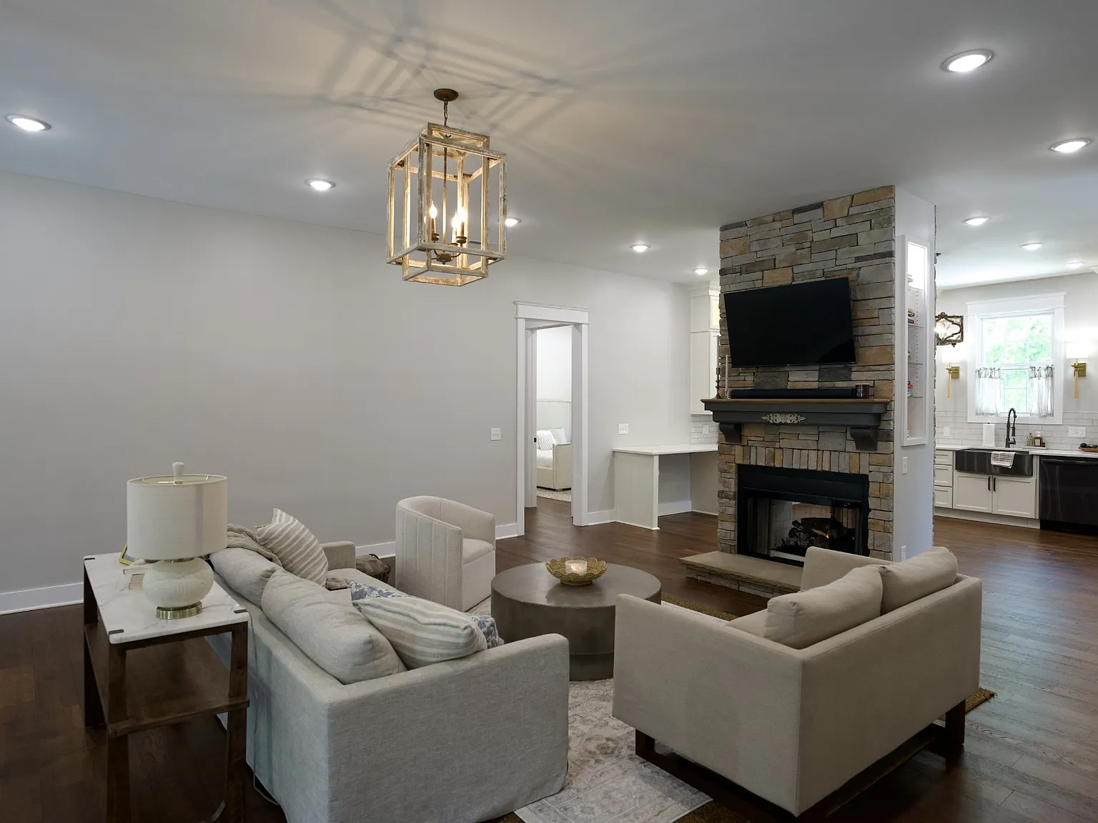 4 bed, 2593 sqft, $4,000 — Photo 4