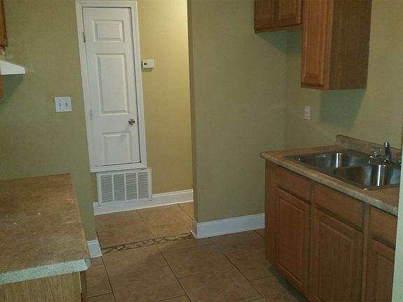 KITCHEN COMES WITH STOVE /FRIDGE