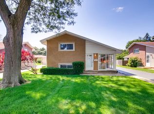 612 N Pine St, Mount Prospect, IL 60056