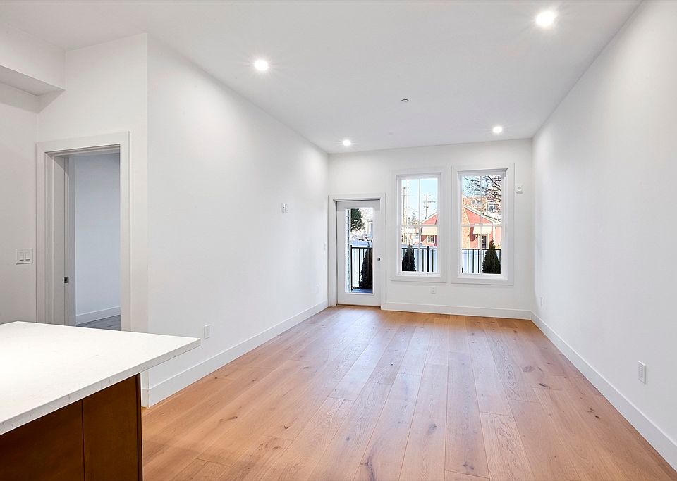 1st image of 105 Sea St #103