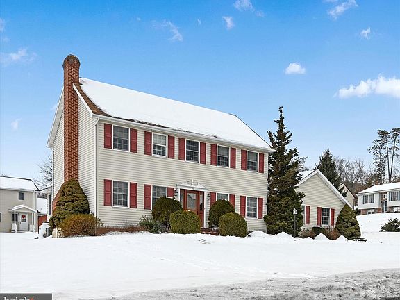 3rd image of 19 Fox Hollow Rd