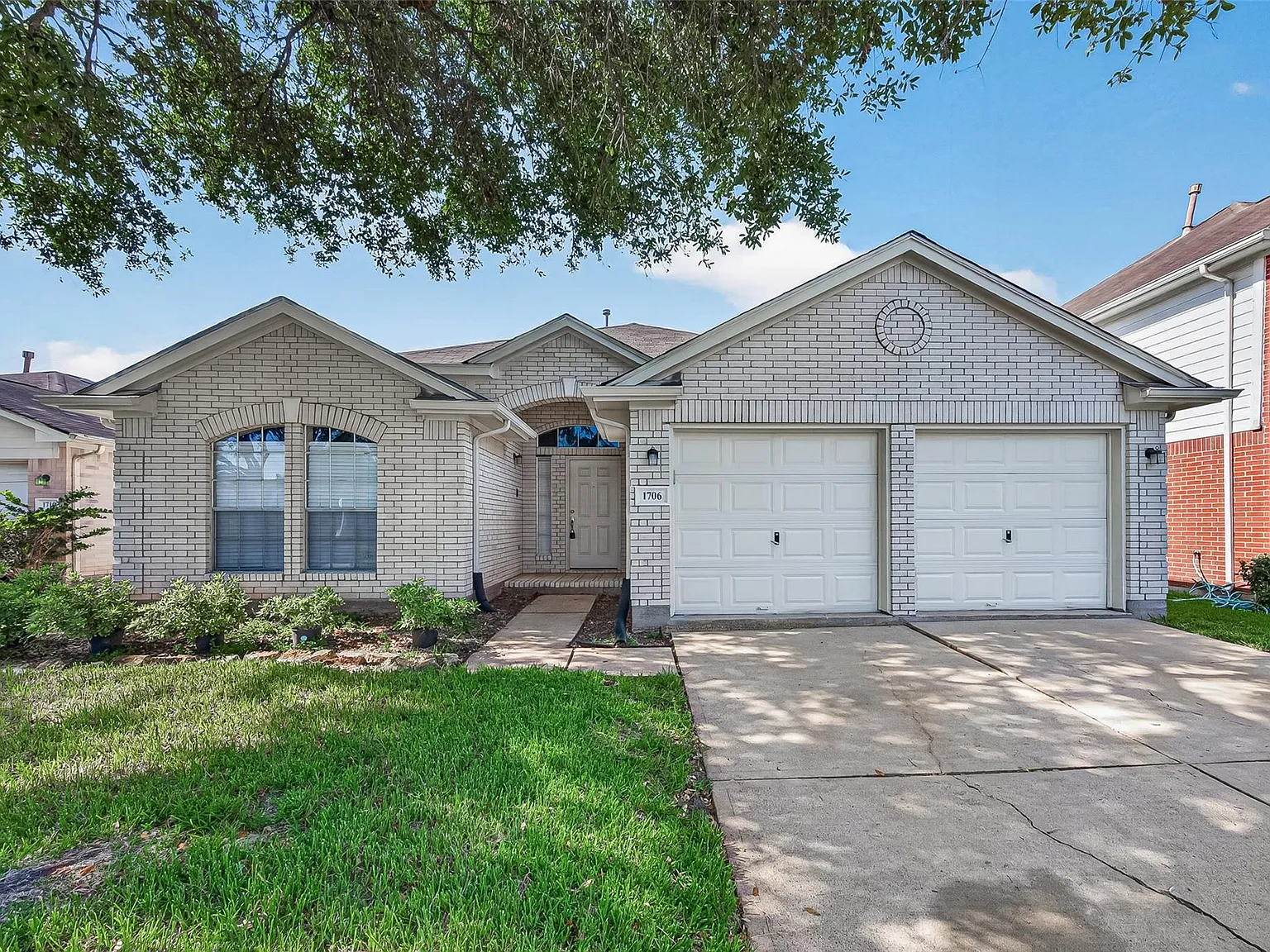 3 bed, 2.0 bath, 1899 sqft, $2,000 — Photo 1