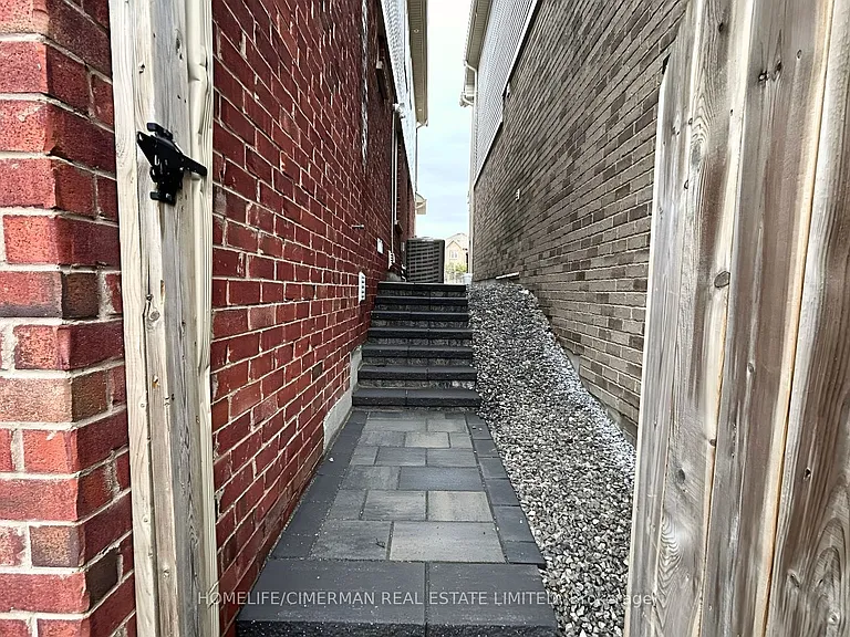 133 Sharavogue Ave #B — Photo 2