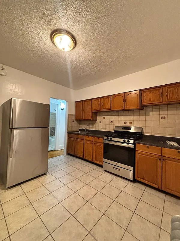 3 bed, 1.0 bath, 1100 sqft, $3,500 — Photo 2