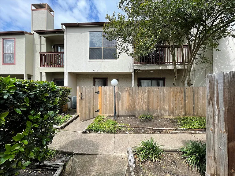 3909 Tanglewilde St #3909 — Photo 3