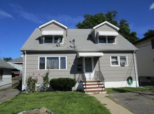 9 Riverview Pl, Saddle Brook, NJ 07663