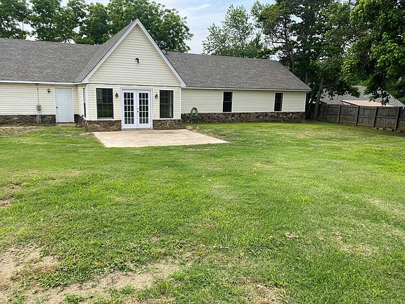3rd image of 372 West Dr