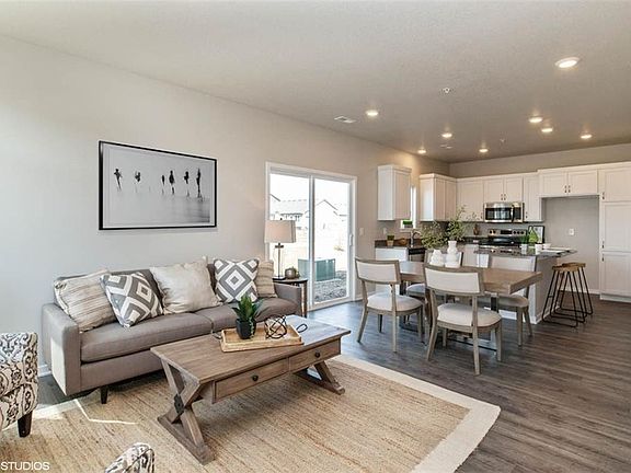 3rd image of 833 NE Iris Ave