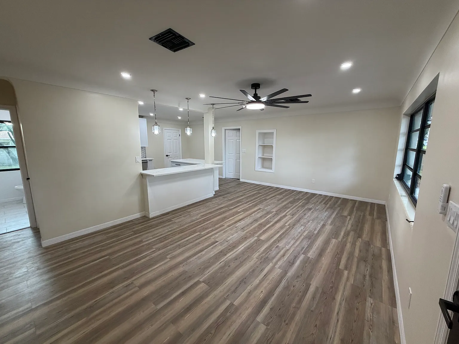 3 bed, 1124 sqft, $3,100 — Photo 3