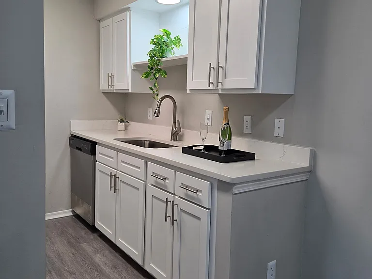 Huntington Apartments — Photo 6