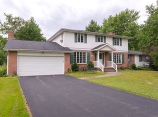 5316 Willow Lake Dr, Clarence, NY 14031