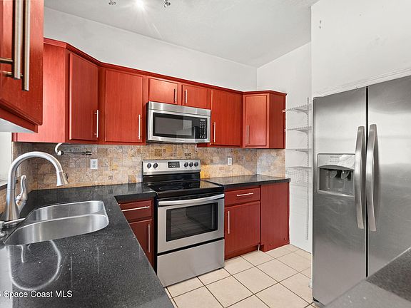 3rd image of 1020 Park Dr APT C