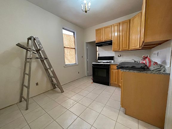 4th image of 299 Victory Blvd #1A