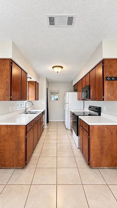 3 bed, 1350 sqft, $2,000 — Photo 4