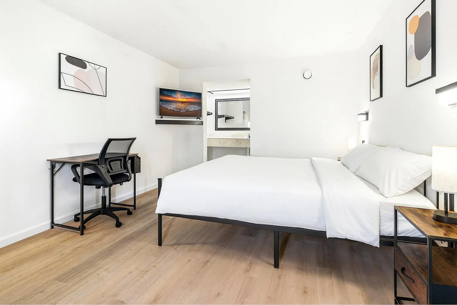 4 bed, 15.0 bath, 700 sqft, $858 — Photo 1