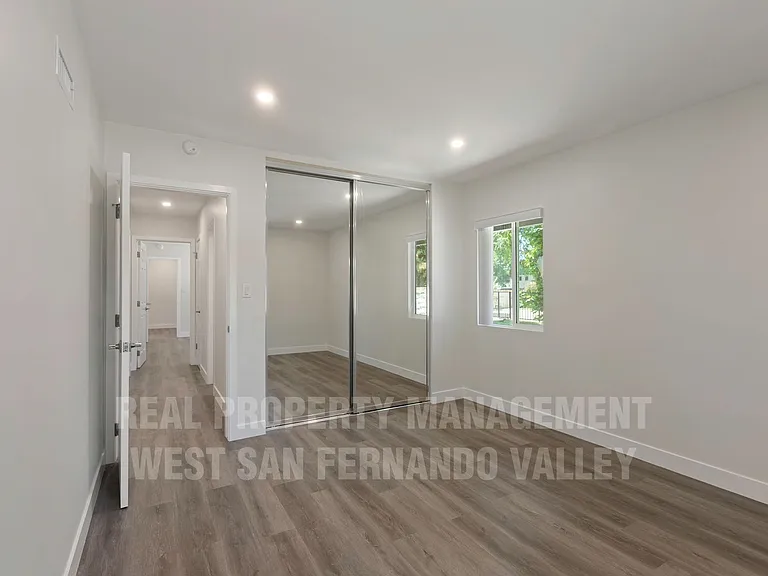 9801 Columbus Ave — Photo 39