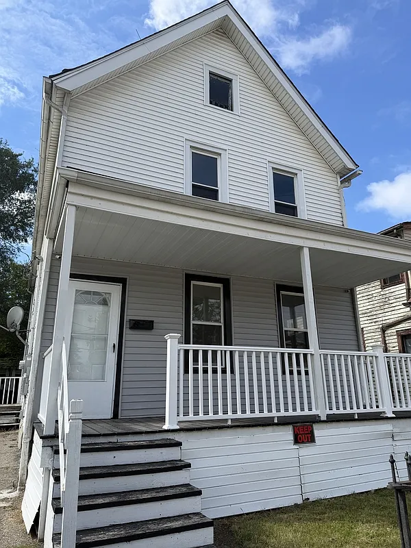 3 bed, 1.0 bath, 1050 sqft, $1,100 — Photo 1