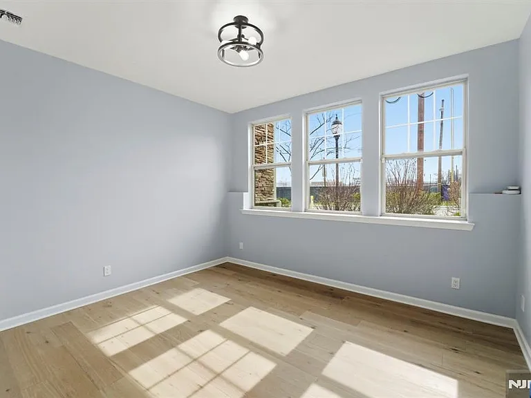 704 Green Ln — Photo 6