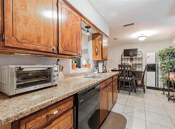 3rd image of 2321 Greenhill Dr