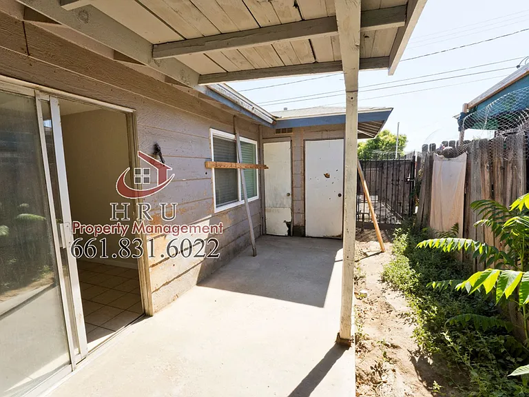 2901 S Chester Ave — Photo 15