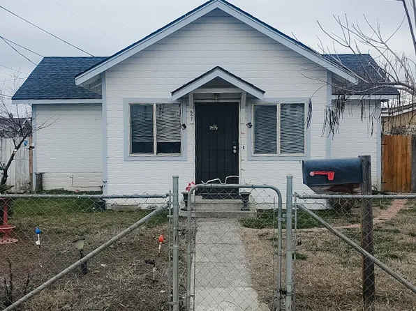 607 W 7th St, Wapato, WA 98951