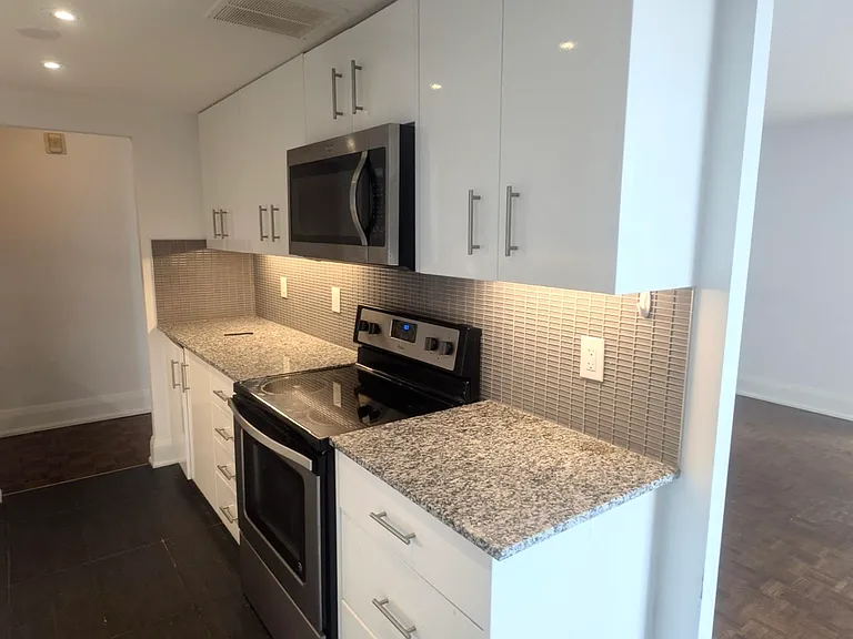 55 Charles St W — Photo 36