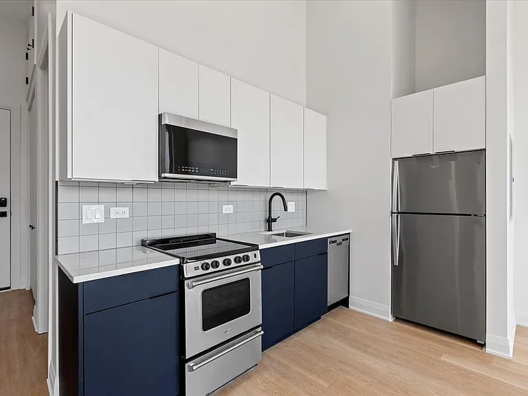 1934 W North Ave #201 — Photo 3