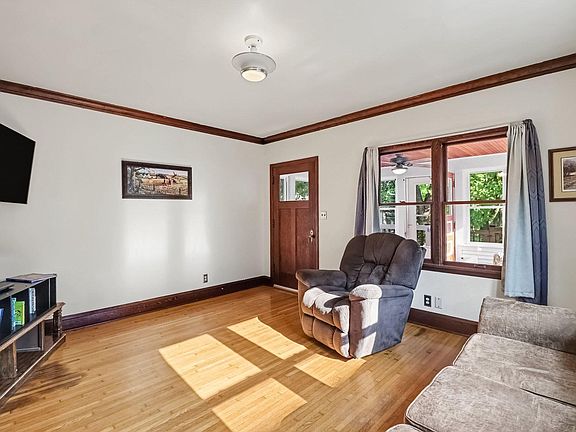 4th image of 302 Elm Ave SW