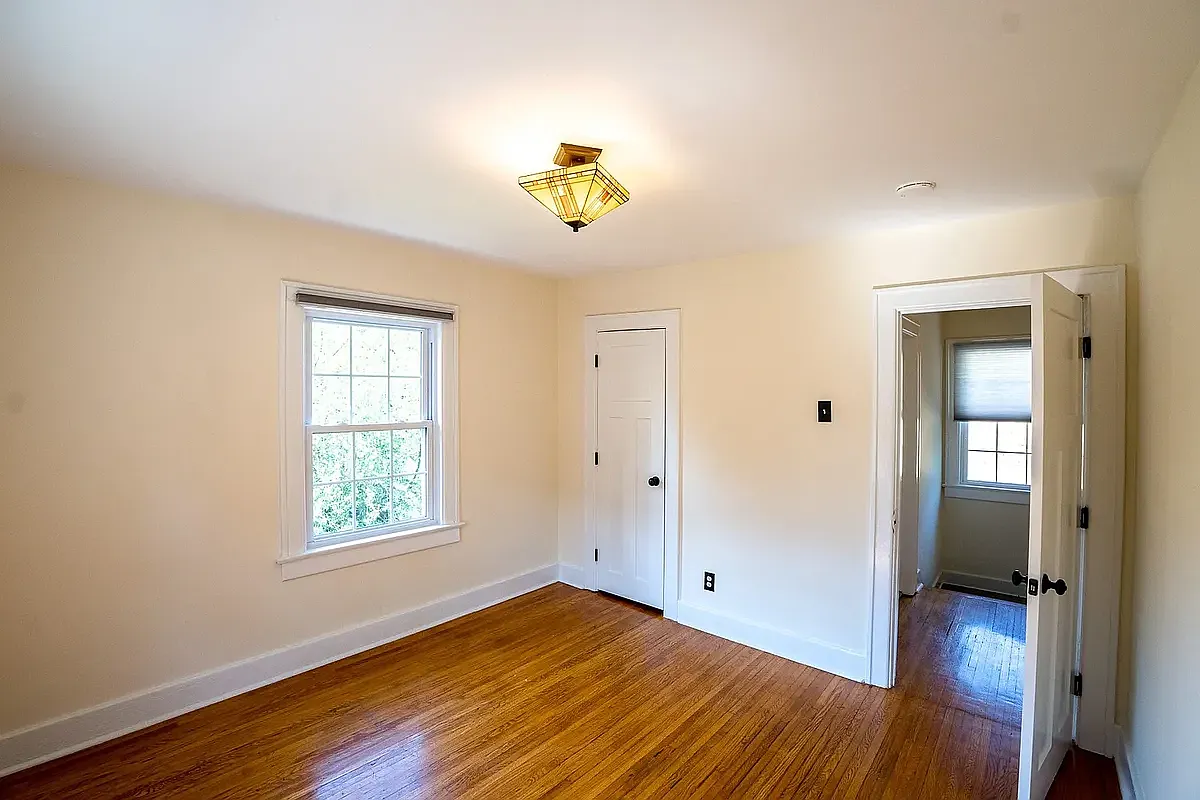1006 E 1st St — Photo 3