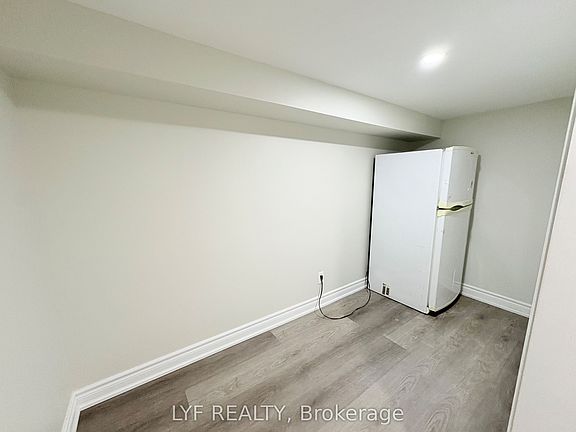 5th image of 22 Ivordale Cres Room 2