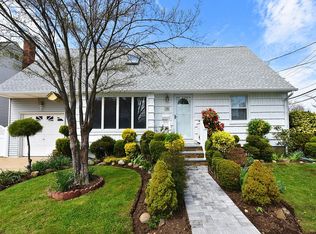 20 Jackson Ave, Mineola, NY 11501