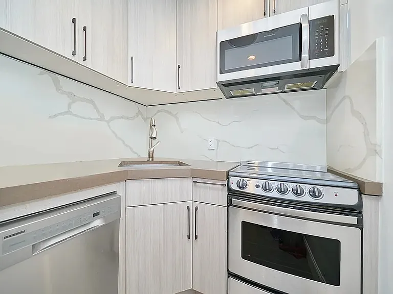 312 E 30th St #8E — Photo 2