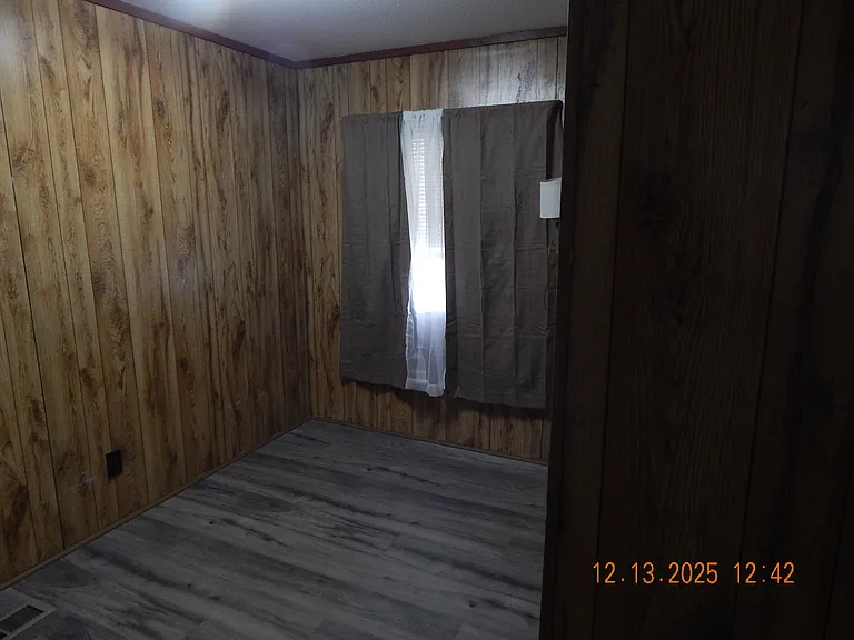 Middle bedroom showing south side window.