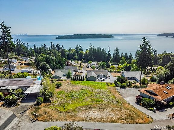 Straight ahead is Blake Island and to the left is the Seattle skyline.