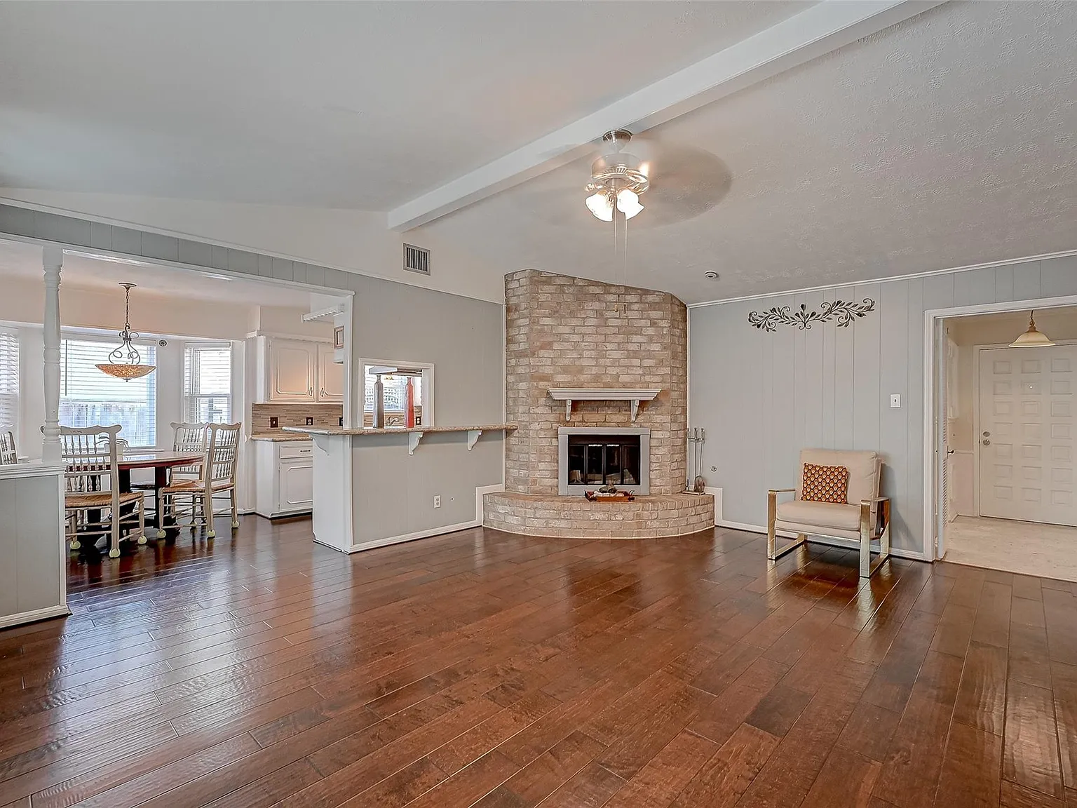 3 bed, 2.0 bath, 1867 sqft, $2,300 — Photo 4