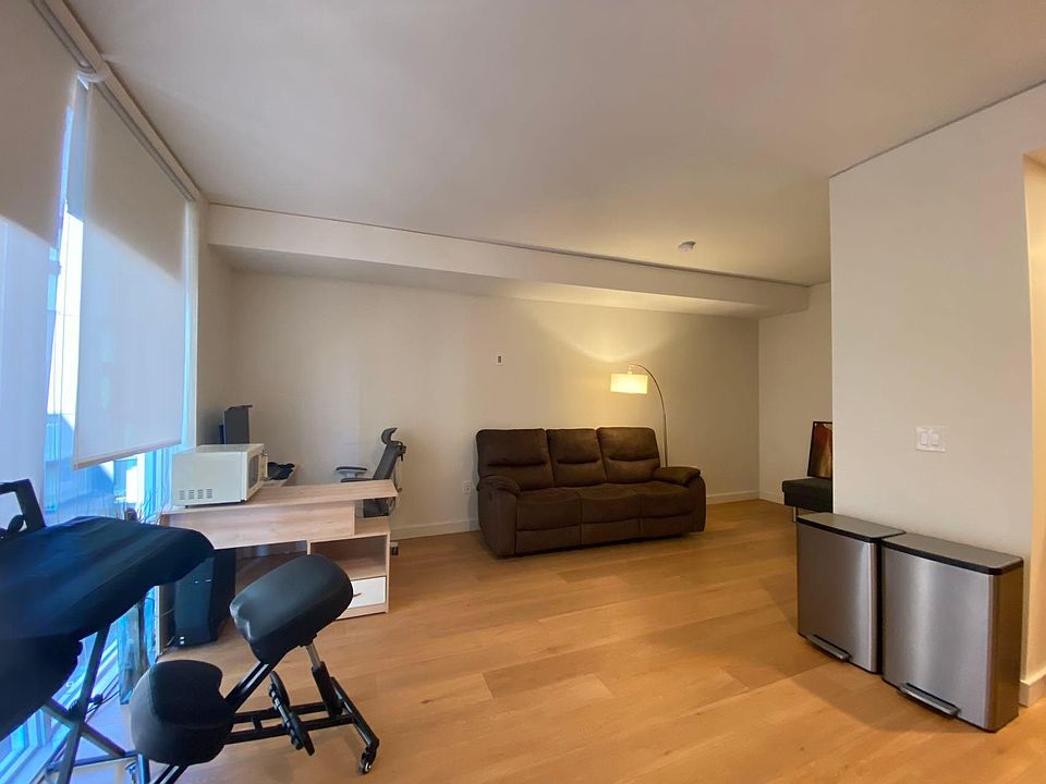 1st image of 121 Stewart St #606