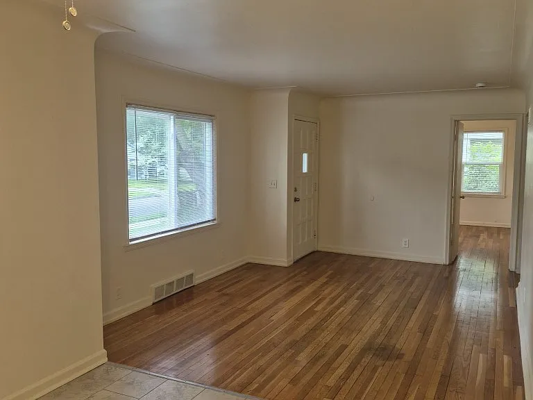 210 W Yale Ave — Photo 2
