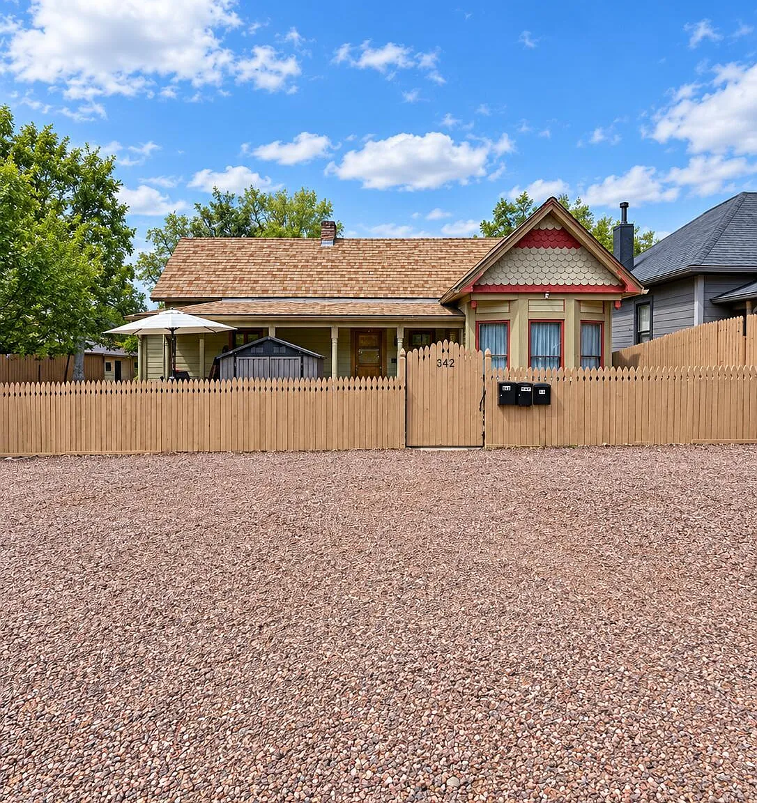 4 bed, 1.0 bath, 1976 sqft, $2,544 — Photo 1