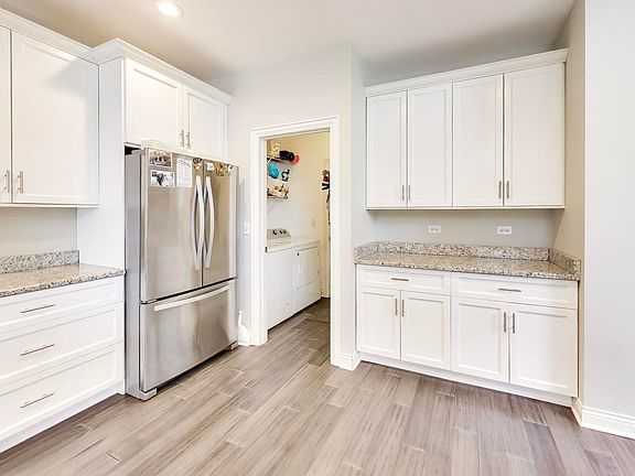 3rd image of 1519 Peachtree Ln