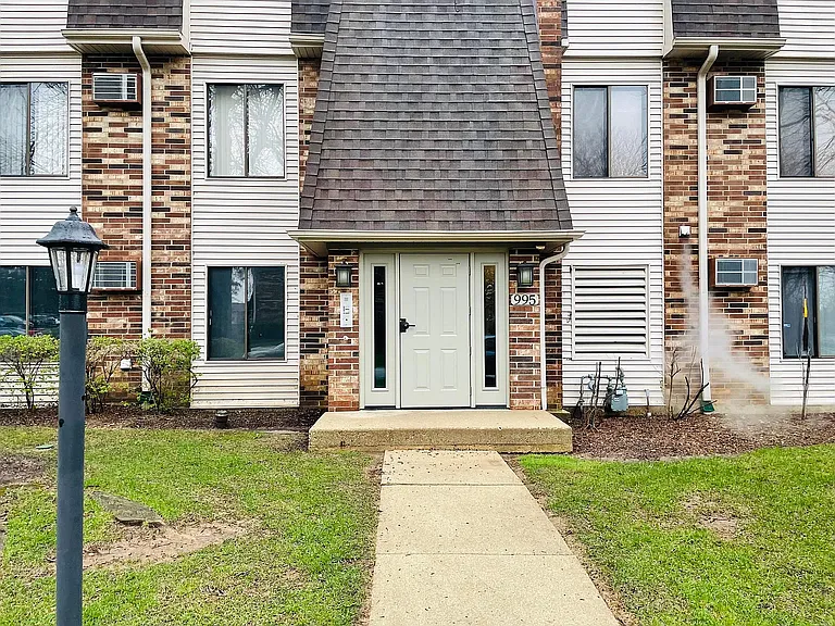 995 S Ct Of Shorewood #1B — Photo 18