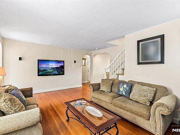 5th image of 253 Birchwood Road