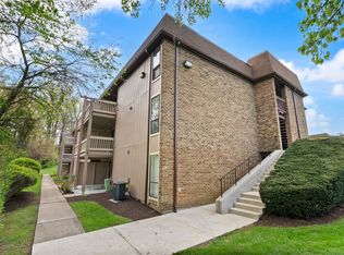 8511 Barrington Ct Unit S, Springfield, VA 22152