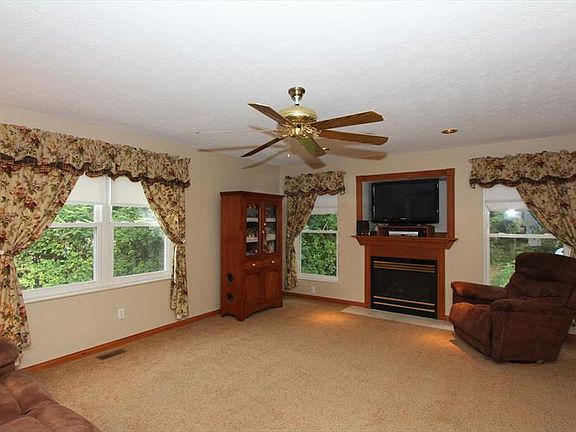 3rd image of 107 Collins Ct