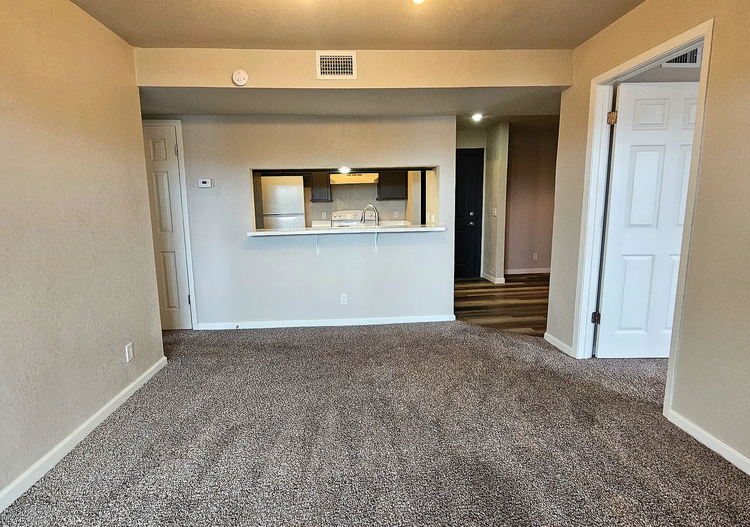 Paramount Square Apartments — Photo 4