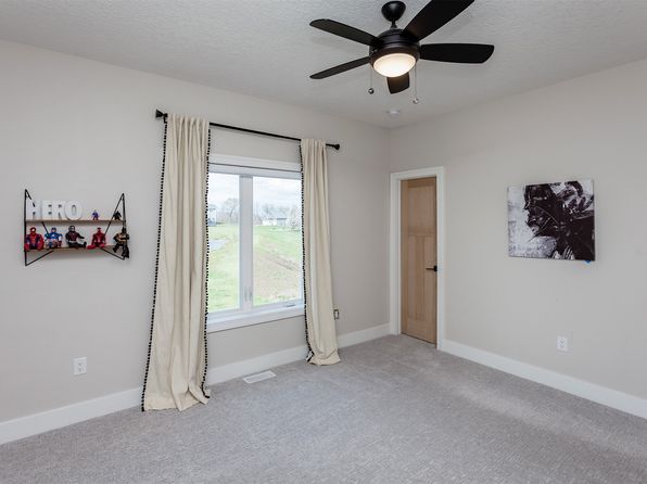 3325 N Doe Run Dr, Cumming, IA 50061