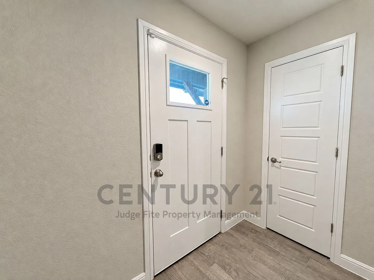 Immaculate 3/2/2 with Unbeatable Access to Granbury's Vibrant Lake Life For Rent! — Photo 2