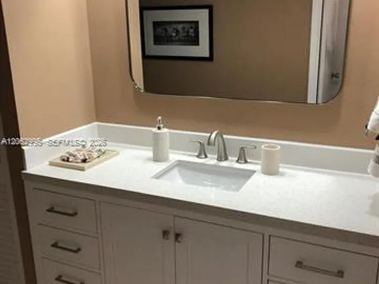 5701 Collins Avenue Cu #919 — Photo 10