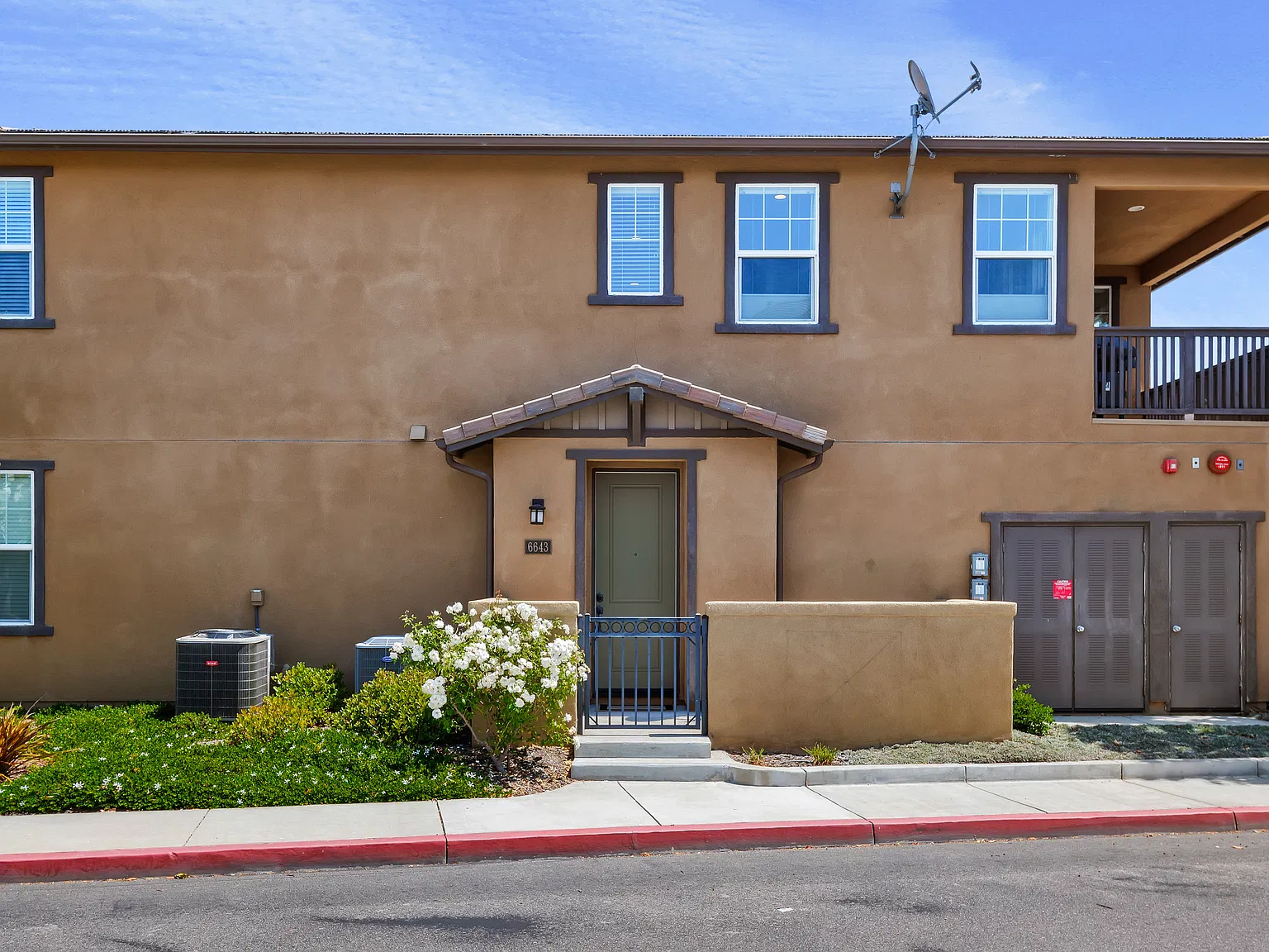 2 bed, 1282 sqft, $4,300 — Photo 1