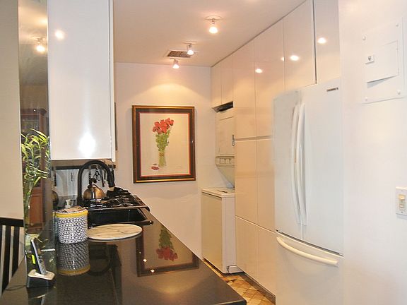 4th image of 26910 Grand Central Pkwy APT 8T